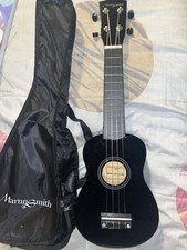 Ukulele Soprano In Sapele a 4" Corde Design ergonomico Nero Con Custodia e Libro