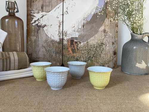 226 petites tasses à - 4,