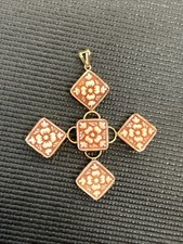 Ciondolo fiore intagliato conchiglia Amedeo Scognamiglio oro giallo 14 kt, Italia A138