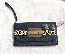 Pochette Guess imprimé animal léopard et crocodile 