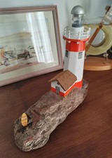 Faro in legno con casetta su