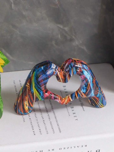 Scultura mani cuore astratto