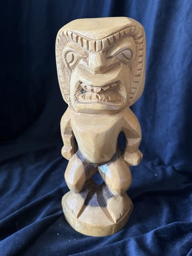 Statua totem tiki hawaiana