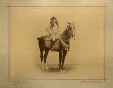 Personaggio a cavallo in costume da Luigi XIV.