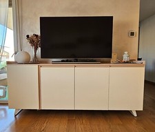 Soggiorno moderno con madia mensole pensili e armadio guardaroba entrata