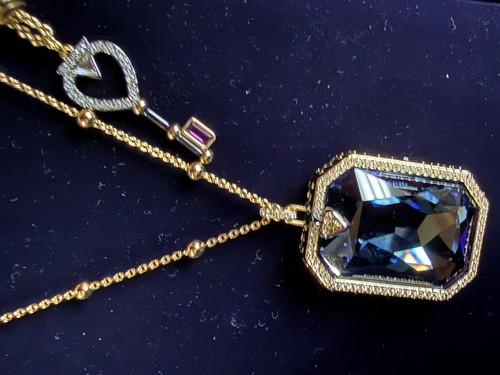 Collana con ciondolo grande