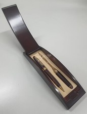 Penna a sfera e tagliacarte