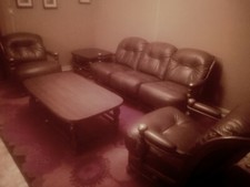 Vendo Salotto in pelle come da  foto. Spese trasporto a carico dell'acquirente 