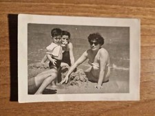 20076. Foto due donne in costume mare  aa 60 italia 10,5x7,5