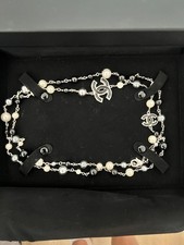 Collana lunga Chanel tono argento perla CC autentica