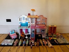 Casa dei sogni Barbie con Jeep Barbie, 12 bambole e accessori
