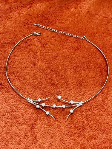 Collana girocollo rigida