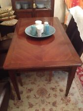 Tavolo in legno color ciliegio allungabile con 4 sedie