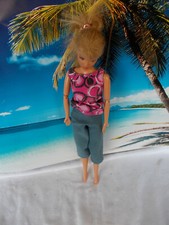 Bambola Barbie, con pantaloni
