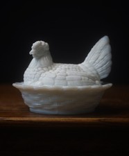 Antico piatto gallina su nido