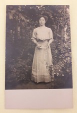 CARTOLINA POSTALE - FOTO DI DONNA ELEGANTE IN PIEDI - TIMBRO BOX ARTUR - 1900
