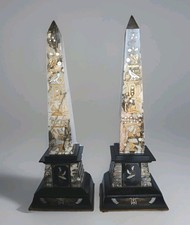 Coppia di Grandi Obelischi in Marmo E Onice Nero Return D'egipt Incisi E Dipinti