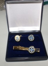 PARURE GEMELLI E FERMACRAVATTE DEL NATO DEFENCE COLLEGE