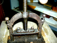 ANTICO TORCHIO PER RILEGARE-DI