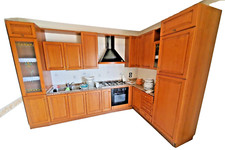 Cucina angolare di legno usata, completa di elettrodomestici. Top In Marmo.