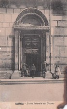 32-19) CARTOLINA  CARRARA PORTA LATERALE DUOMO ANIMATA BAMBINI