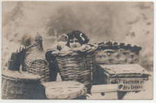 Antica CARTOLINA: BAMBINA NELLE DAMIGIANE DI VINO - ESTERA, GAUTHIER