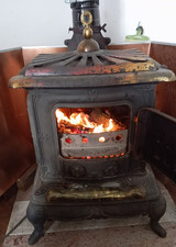 Stufa vintage in ghisa a legna