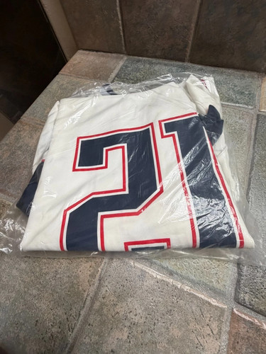 Maglia nuova con etichette