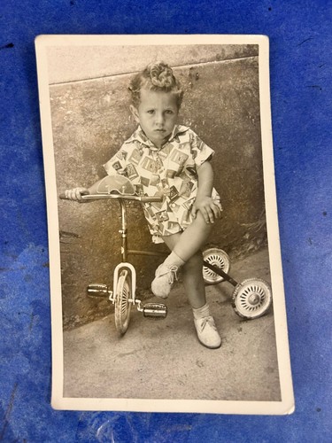 Bambino triciclo foto - su,
