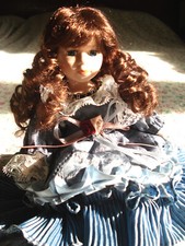 Bambola di finissima porcellana con puff, vintage Anni '90, rara e da collezione