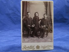 Rockstead Cabinet Foto Rockford IL 3 fratelli cappello di papà sul grembo bambini tristi