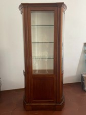 Vetrinetta in noce, larga cm 84 alta cm 190 con tre ripiani interni in cristallo