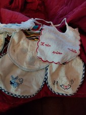 Bavaglini neonato e vestitini. Conservati e ancora belli. Per bambole. 