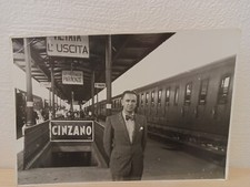 ritratto uomo con papillon 1938 stazione Firenze insegna Cinzano foto