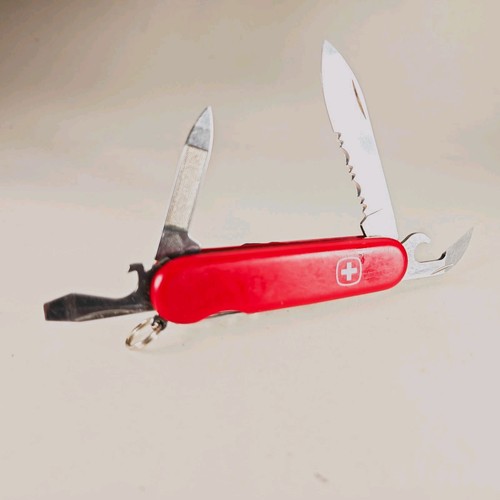 Coltello svizzero dentellato