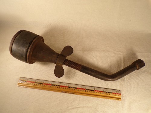 Antico grande beccuccio con