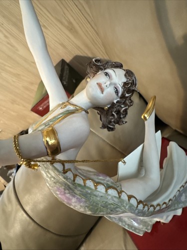 Statua donna danzante