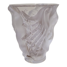 Vaso in cristallo Lalique, Francia, degli anni '80 con conchiglie a rilievo