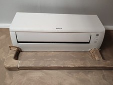 Vendo climatizzatore Daikin 12000 BTU con pompa di calore e tecnologia inverter.