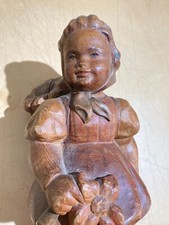 ARTISTICA SCULTURA IN LEGNO-GRAZIOSA FIGURA FEMMINILE-BIMBA CON CESTO DI FIORI