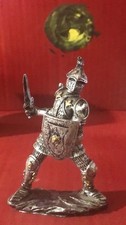 GUERRIERO CON ARMATURA MEDIEVALE in plastica armato di scudo e spada. GIOCATO