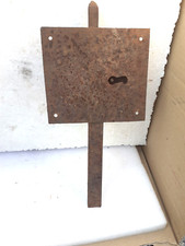 Antica fermatura da portone in legno con chiave