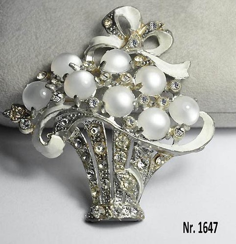 Elegante spilla basket