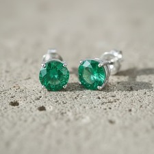 Orecchini a perno smeraldo