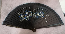 ventaglio in stoffa nero con fiori dipinti bianco blu