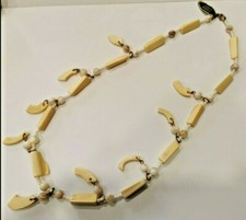 Collana in osso con pendenti e