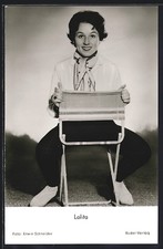 Cartolina Musicista Lolita su sedia pieghevole 