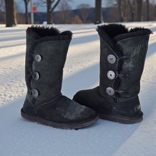 UGG Size 8 Bailey Button