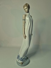 Statuina NAO by Lladro
