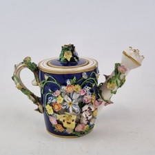 Antico annaffiatoio in porcellana derby in miniatura XIX secolo incrostato di fiori